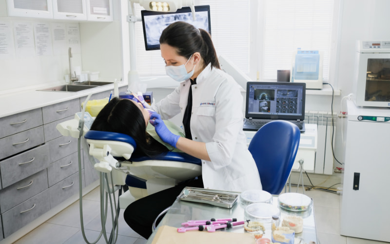 Quy trình gỡ và trám răng mới là một thủ thuật nha khoa phổ biến, thường được thực hiện trong một lần hẹn tại phòng khám.