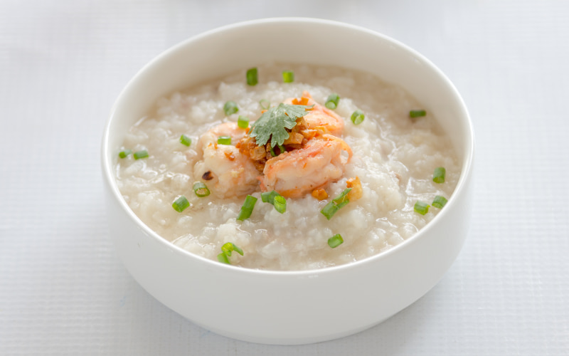 Trong vài ngày đầu sau khi trám răng, bạn nên ưu tiên các món ăn mềm như cháo, súp, sữa chua, trứng, rau củ quả luộc mềm, cá hấp,....