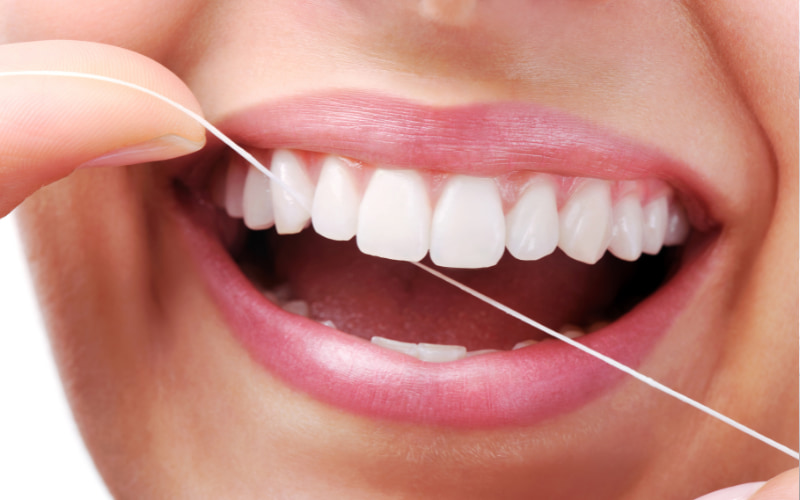 Dùng chỉ nha khoa mỗi ngày một lần, cẩn thận trên nướu và răng.