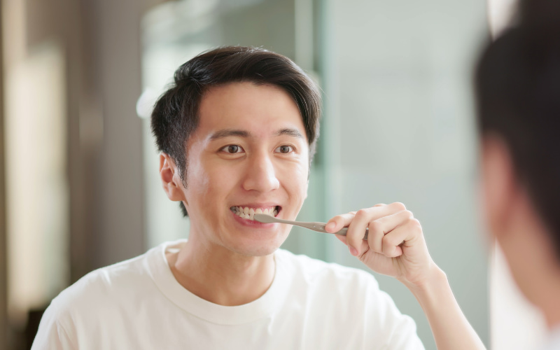 Đánh răng ít nhất 2 lần mỗi ngày (sáng và tối trước khi đi ngủ) bằng bàn chải lông mềm và kem đánh răng có fluoride
