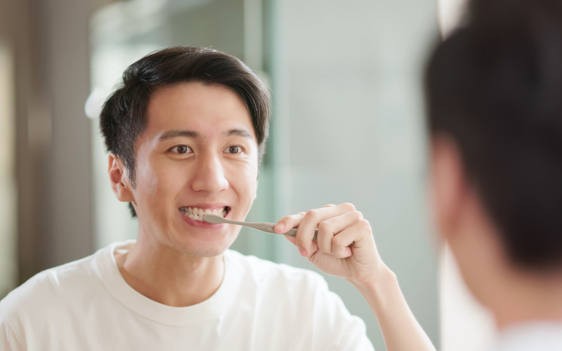Chải răng ít nhất 2 lần/ngày (sáng và tối) với kem đánh răng có chứa fluoride