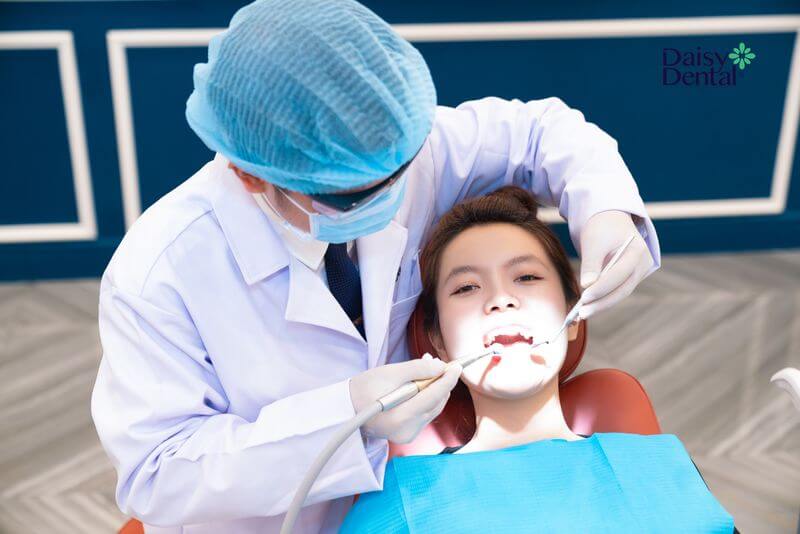Bác sĩ khám tổng quát tình hình sức khỏe răng miệng và điều trị bệnh nếu có trước khi dán sứ Veneer
