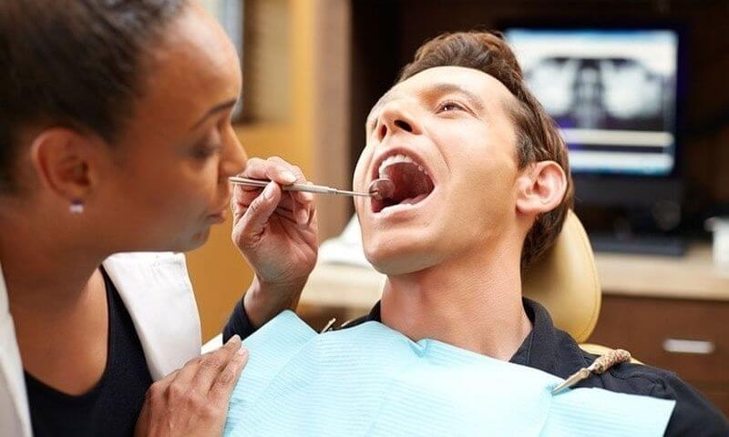 Bác sĩ khám răng trước khi bắt đầu cấy ghép Implant