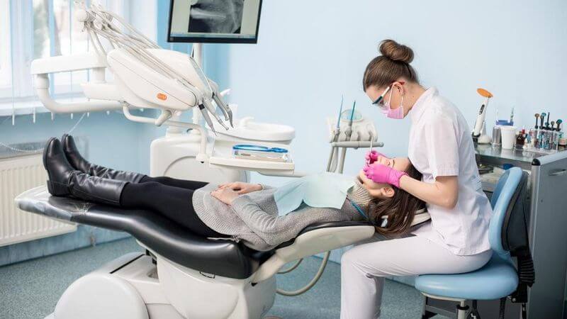 Bác sĩ kiểm tra răng và đánh giá hàm răng có thích hợp cấy ghép Implant hay không