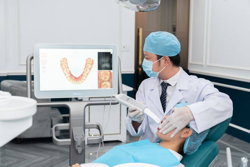 Bác sĩ sử dụng camera quét phân tích để tiến hành đo đạc răng của khách hàng