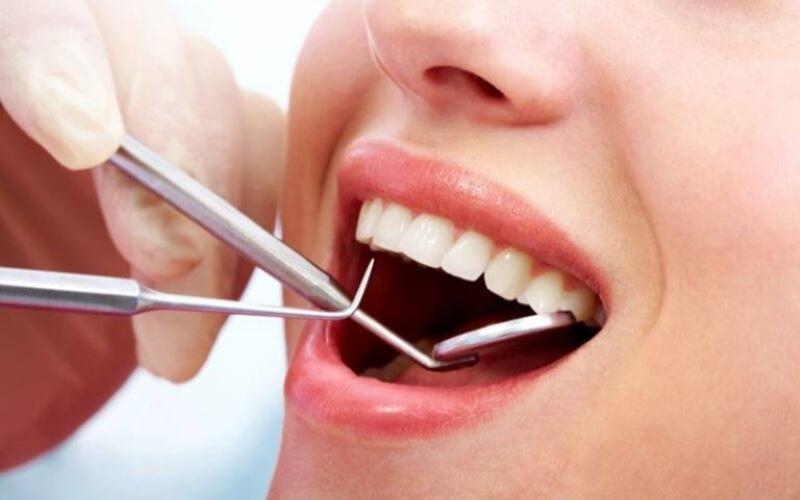 Nhổ răng là một kỹ thuật trong nha khoa để loại bỏ răng thật do các bệnh lý răng miệng hoặc răng hư tổn