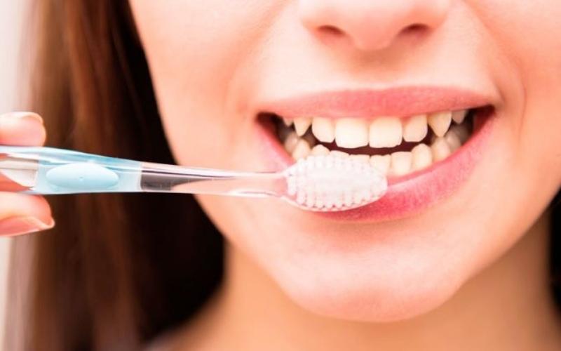Vệ sinh răng miệng không đúng cách là một trong những nguyên nhân làm mòn răng