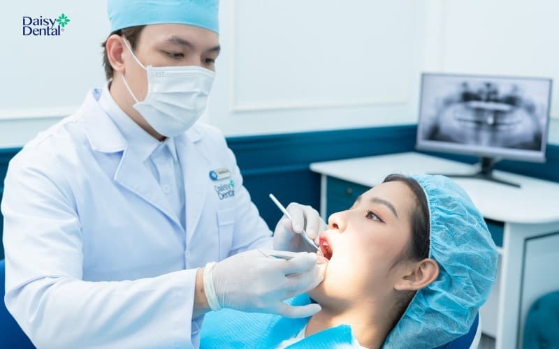 Chọn bác sĩ có tay nghề cao để tránh các rủi ro khi trồng răng khểnh