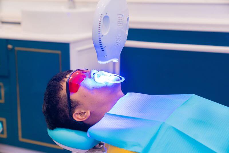 Tẩy trắng răng bằng công nghệ hiện đại của nha khoa quốc tế Daisy