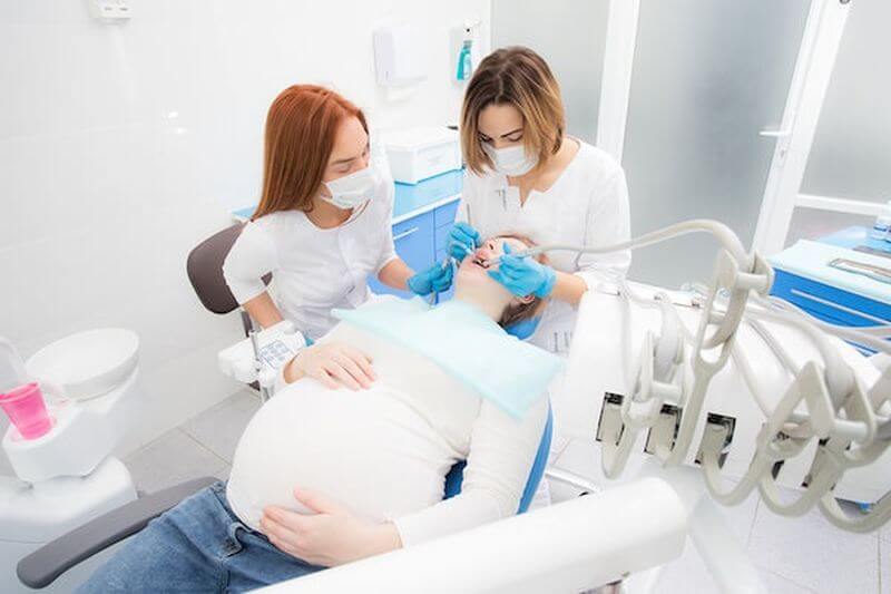 Niềng răng trong khi mang bầu có thể gây ảnh hưởng xấu đến thai nhi