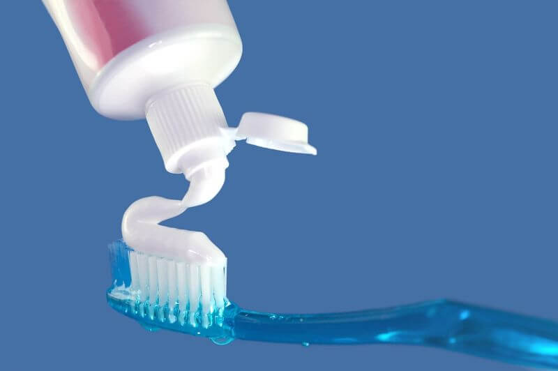Trộn kem đánh răng và muối giúp tăng cường hiệu quả tẩy trắng răng
