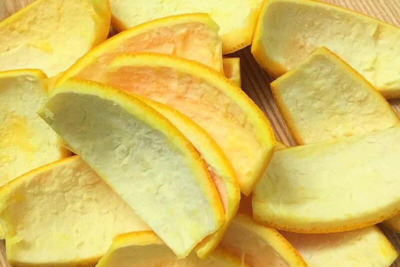 Vỏ cam rất nhiều limonene giúp loại bỏ vết ố vàng và mang lại hàm răng trắng sáng cho người dùng