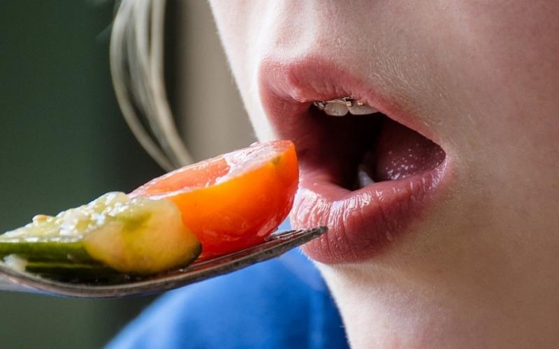 Cần phải chú ý thói quen ăn uống khi niềng răng