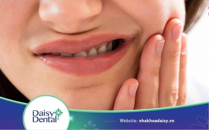 Bọc răng sứ có đau không