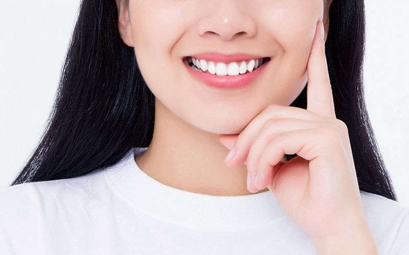 Mão răng sứ phục hình men răng bị khiếm khuyết như mẻ, vỡ do chấn thương
