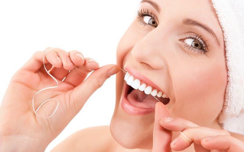 Vệ sinh răng miệng an toàn, đúng cách khắc phục tình trạng hôi miệng sau khi bọc răng sứ