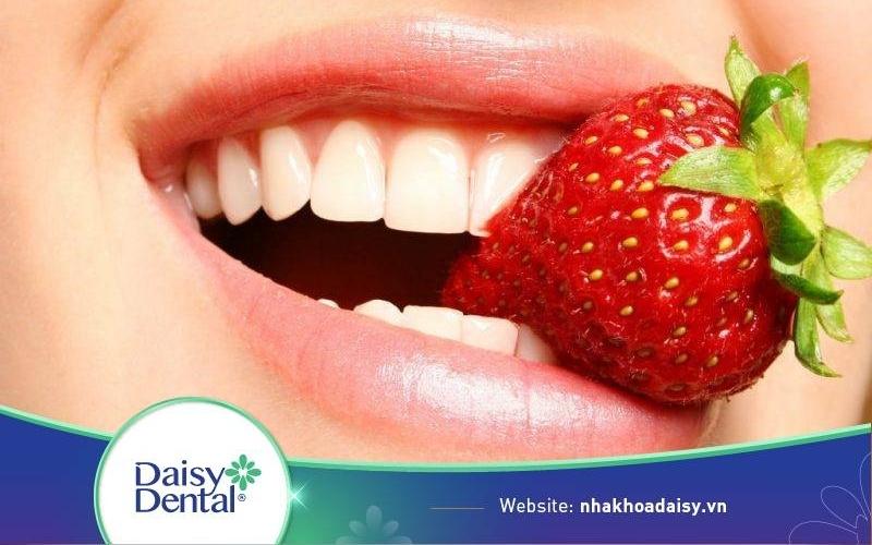 Bọc răng sứ có ăn uống bình thường được không