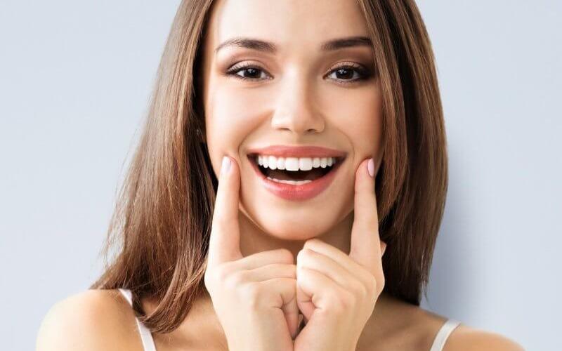 Bọc sứ răng cửa bị mẻ cải thiện vẻ đẹp thẩm mỹ cho nụ cười