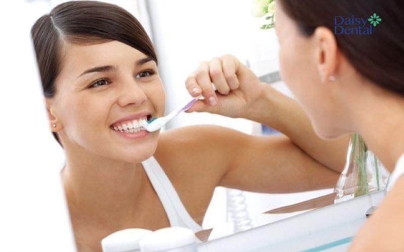 Cần vệ sinh răng miệng đúng cách sau bọc sứ
