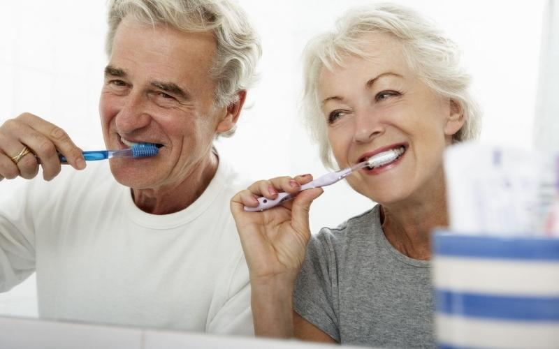 Bọc răng sứ Titan sử dụng được bao lâu phụ thuộc nhiều vào cách chăm sóc răng miệng của từng người