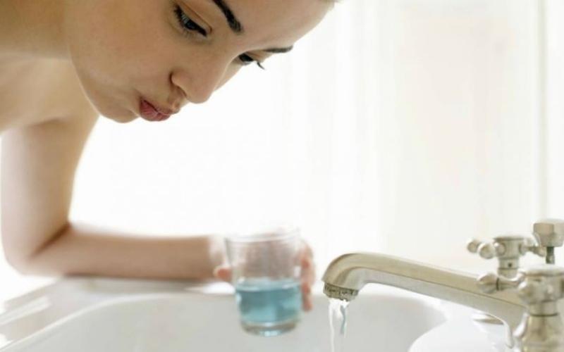 Hãy khạc miếng sứ bị vỡ và súc miệng lại bằng nước muối sinh lý để loại bỏ vi khuẩn trong khoang miệng