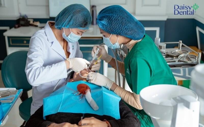 Khách hàng sẽ được gắn khí cụ lên hàm trên