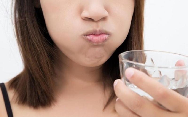 Súc miệng bằng nước muối đem lại nhiều lợi ích cho sức khỏe răng miệng