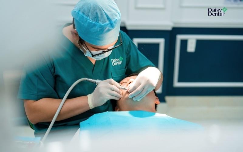 Bác sĩ Nha khoa Quốc tế DAISY đang thực hiện dịch vụ bọc răng sứ cho khách hàng