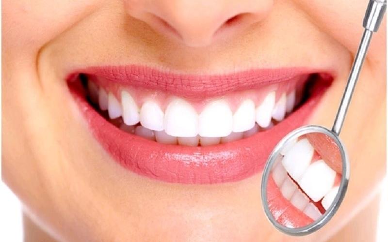 Răng mọc lệch vẫn có thể khắc phục bằng bọc răng sứ