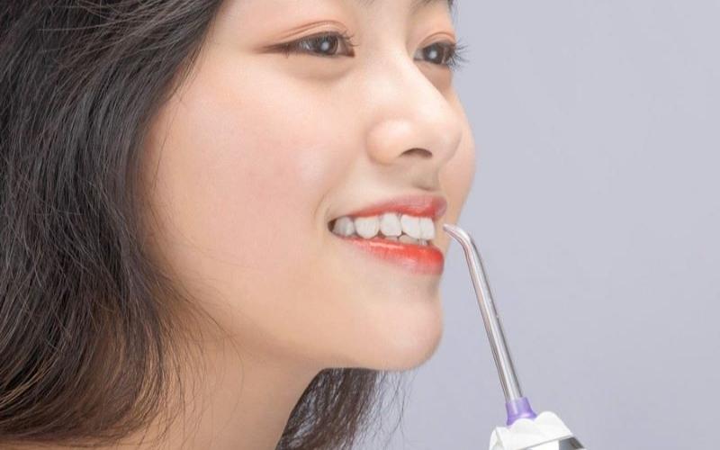 Sử dụng máy tăm nước để vệ sinh răng miệng sạch sẽ hơn