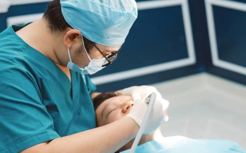 Tháo niềng có đau không phù thuộc phần lớn vào tay nghề bác sĩ