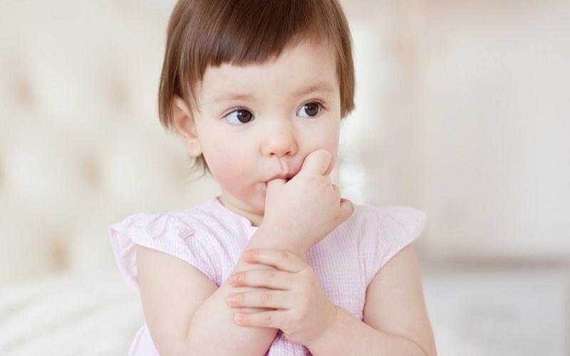 Thói quen mút tay của trẻ dễ khiến răng mọc lệch lạc