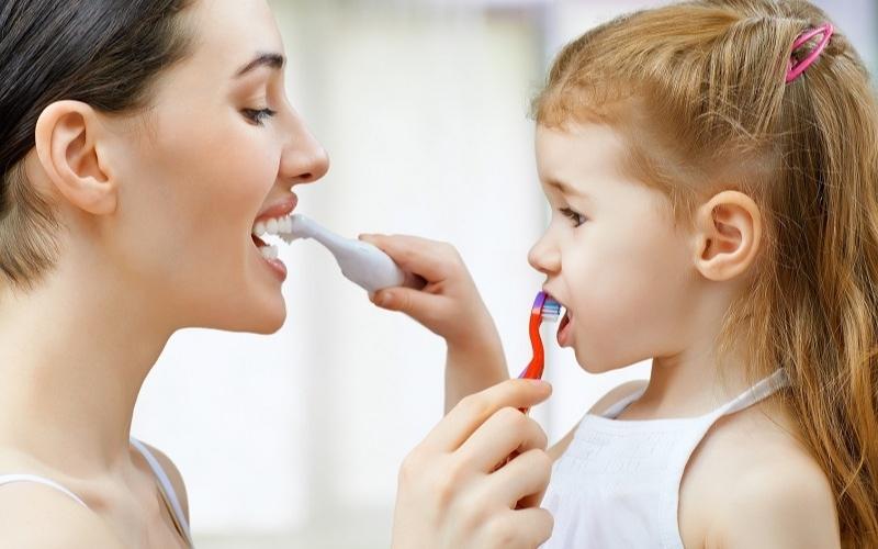 Cha mẹ cùng đồng hành với con chăm sóc răng miệng mỗi ngày