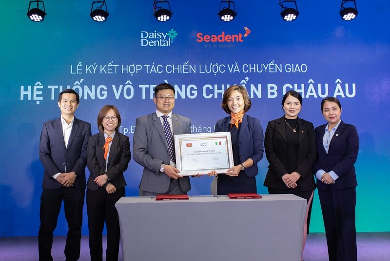 Ông Võ Đức Tám - Đại diện Nha khoa Quốc tế DAISY (bên trái), Bà Đặng Thị Thu Thuỷ - Đại diện SEADENT cùng trao bằng chuyển giao công nghệ vô trùng chuẩn Châu Âu