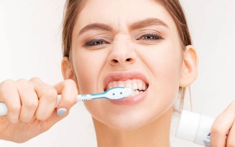 Đánh răng không đúng cách là một trong những nguyên nhân dẫn đến sâu răng