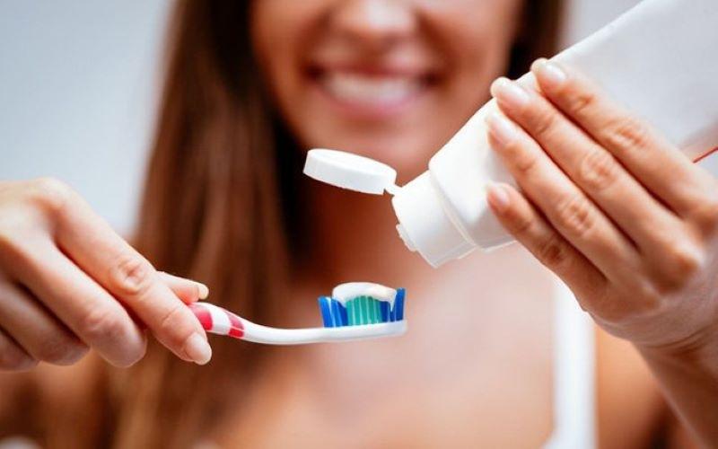 Nên lựa chọn kem đánh răng có thành phần tự nhiên và an toàn