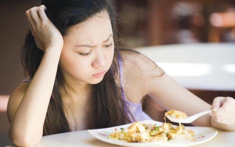 Việc nhổ răng để niềng khiến người bệnh đau nhức, khó chịu và chán ăn