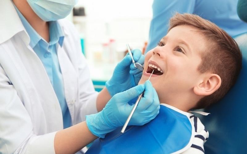 Nếu răng bé bị viêm tủy nặng, nha sĩ sẽ tiến hành nhổ bỏ