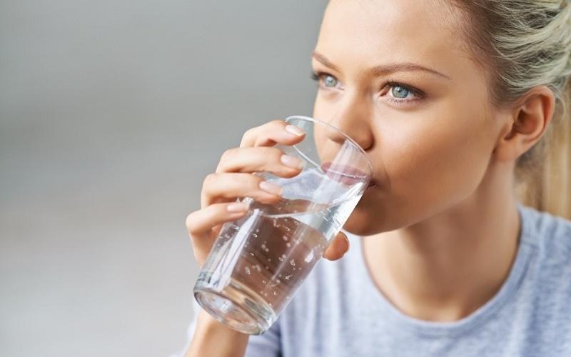 Súc miệng bằng nước muối giúp giảm thiểu tình trạng đau nhức, tổn thương do niềng răng