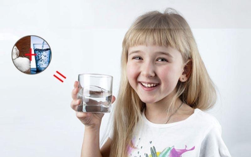 Súc miệng bằng nước muối hàng ngày giúp ngừa sâu răng cho bé hiệu quả