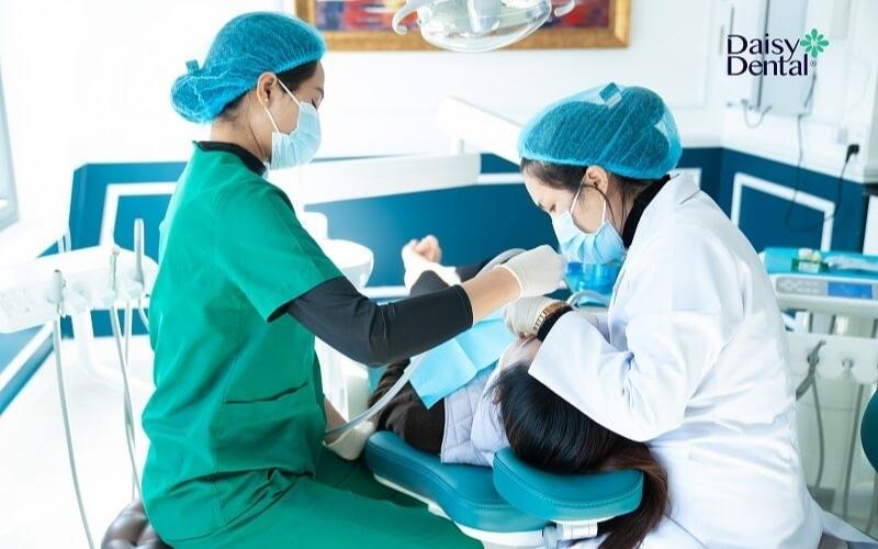 Bác sĩ thực hiện điều trị tủy răng cho mẹ bầu tại DAISY DENTAL