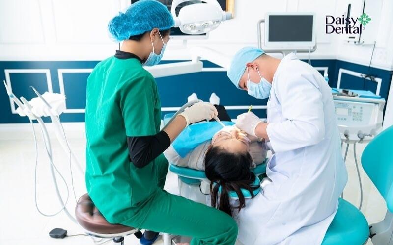 Đội ngũ bác sĩ của Nha khoa Quốc tế DAISY nhổ răng cho khách hàng
