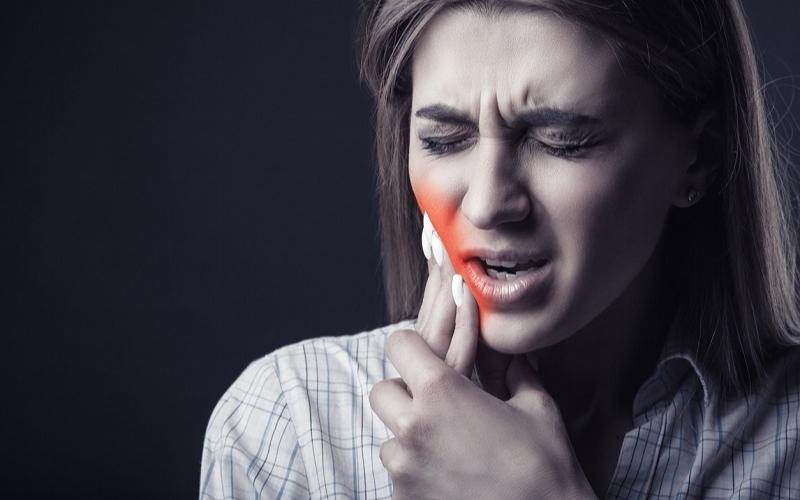 Viêm tủy răng gây ra những cơn đau nhức, khó chịu