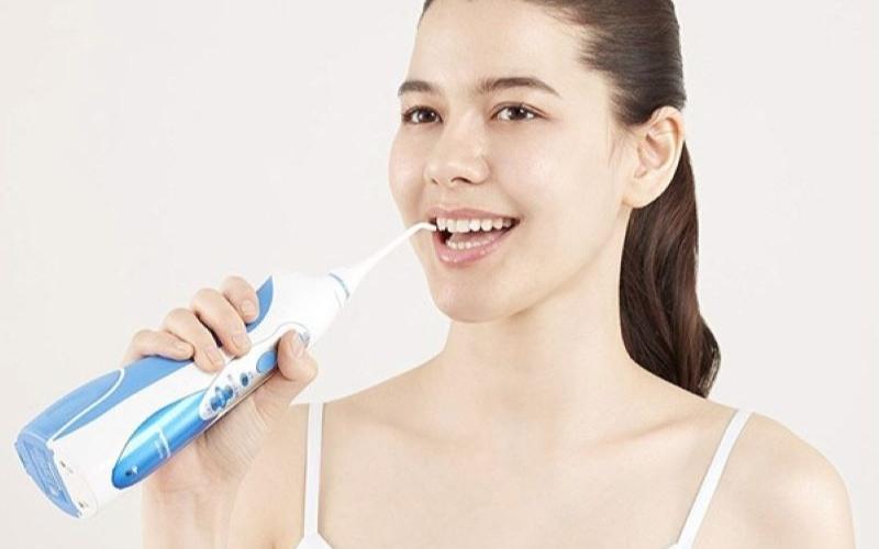 Sử dụng kết hợp máy tăm nước để vệ sinh răng miệng sạch sẽ hơn