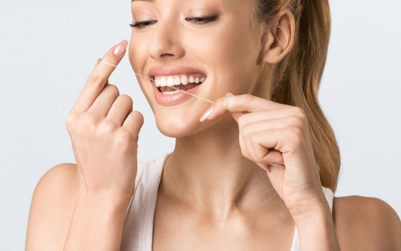 Thường xuyên dùng chỉ nha khoa để làm sạch kẽ răng