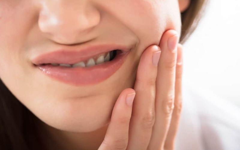 Áp xe răng số 8 gây đau đớn, khó chịu cho người bệnh
