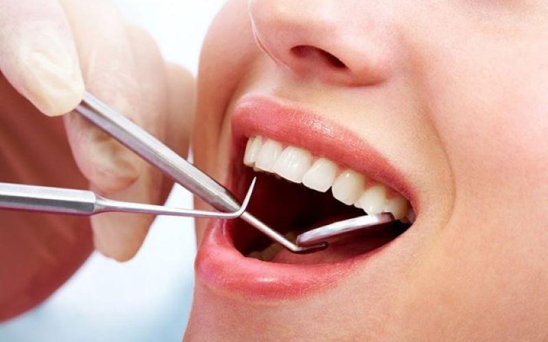 Cần điều trị triệt để bệnh lý để khắc phục tình trạng răng cấm bị lung lay