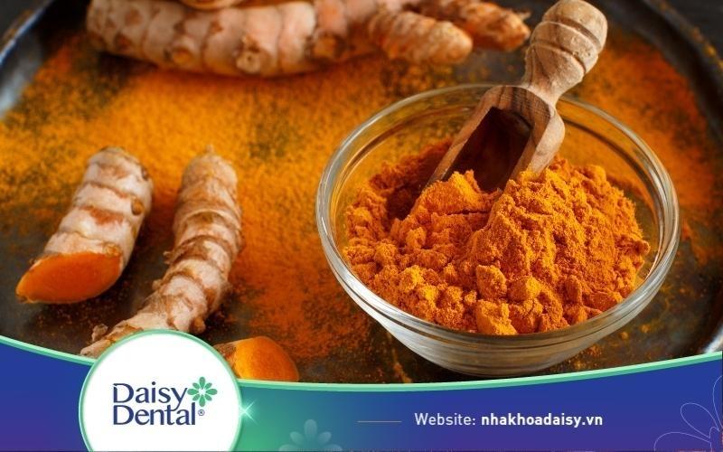 Top 7 cách làm trắng răng bằng bột nghệ HIỆU QUẢ nhất