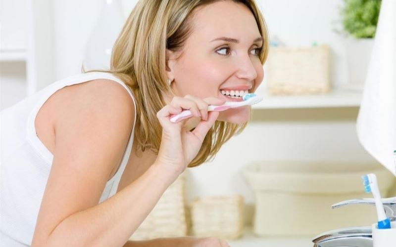 Để đem lại hiệu quả tối ưu, hãy vệ sinh răng miệng sạch sẽ trước khi thực hiện