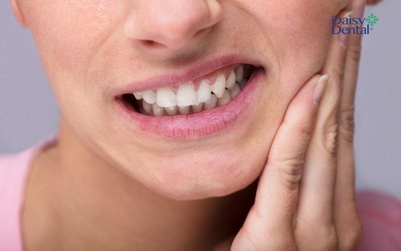 Cơn đau thấp thoáng là dấu hiệu nhận biết viêm tuỷ răng giai đoạn đầu
